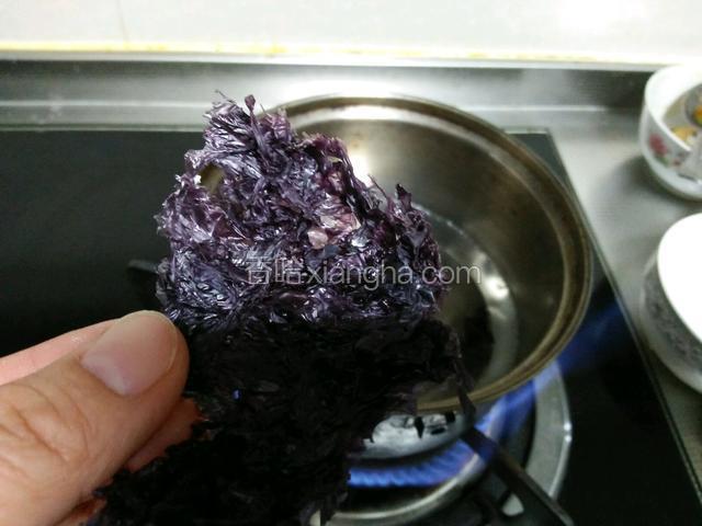 拿出一片紫菜