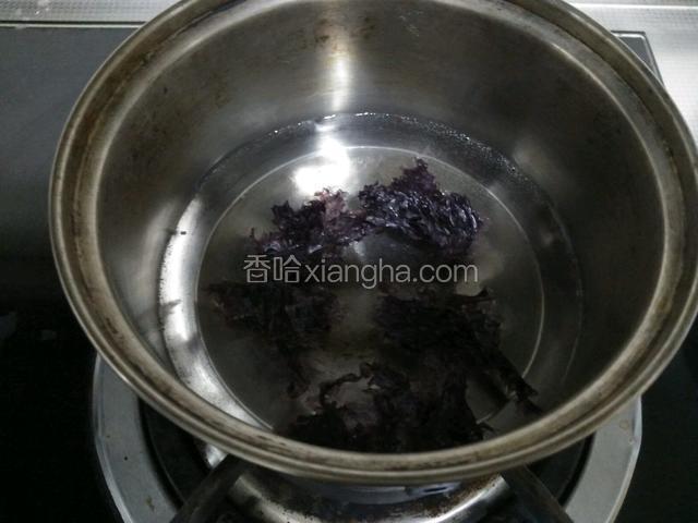撕成小块放水中
