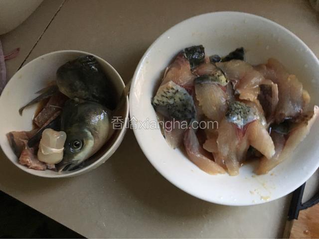 然后用淀粉生抽盐腌制15分钟