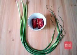 蒜苔炒腊肠的做法图解1