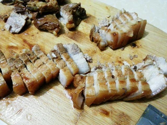 取出五花肉，切掉排骨，然后切片