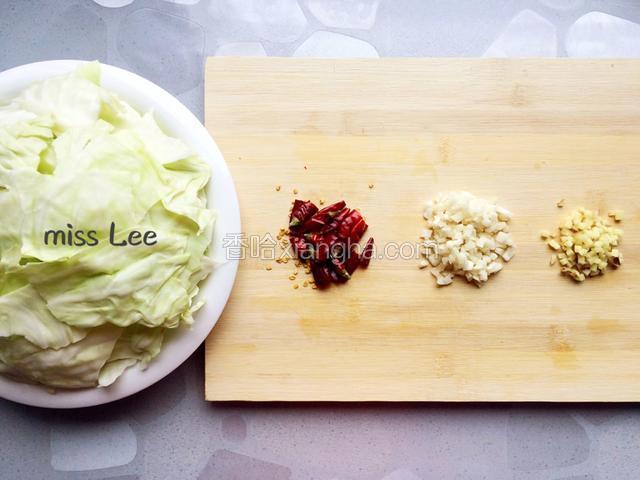 包菜用手撕成适口的大小后洗净控水，姜蒜切蓉，干红椒剪成小段；