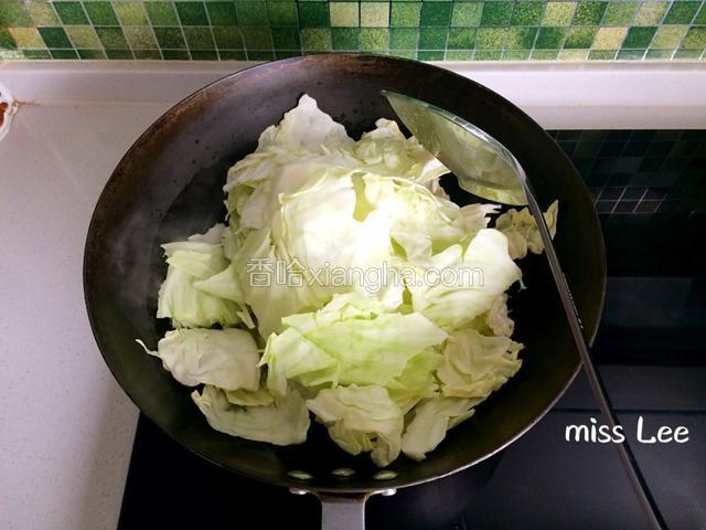 煸出香气之后放入包菜改大火炝炒；