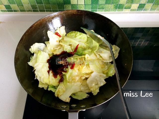 炒至包菜半透明断生状，加入蚝油继续大火快速翻炒；