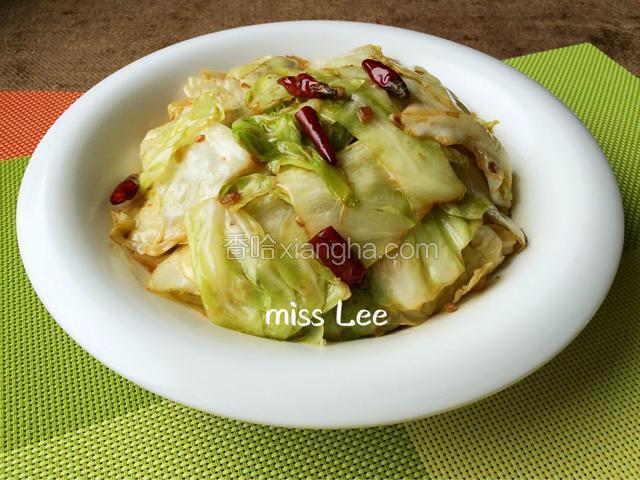 盛盘，脆生生的手撕包菜——