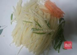 炝拌土豆洋葱丝的做法图解1