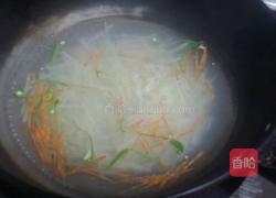 炝拌土豆洋葱丝的做法图解2