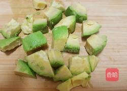 香蕉牛油果奶昔的做法图解2