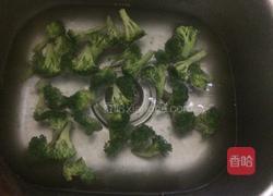 西兰花炒虾球的做法图解2