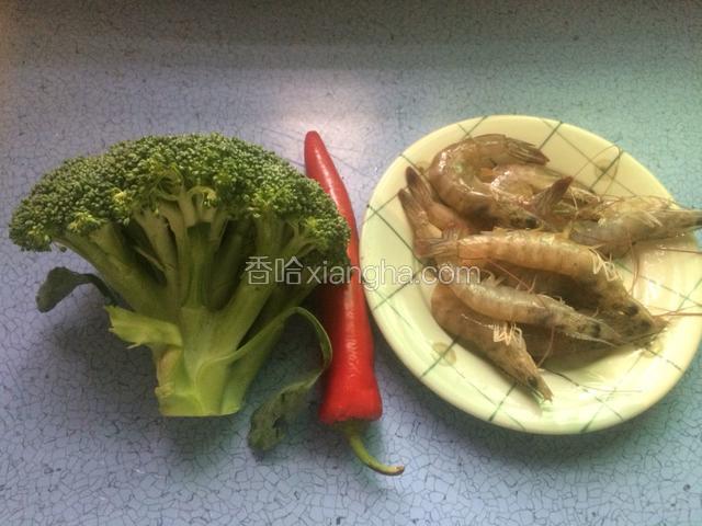 准备好图中材料，红椒可以不放，这次我准备好要放的，最后快炒居然忘记了。