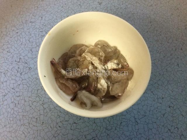 虾仁用少盐，胡椒粉，生粉拌匀腌制一会儿。