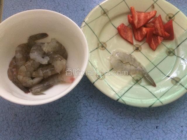 处理虾仁，去掉虾头虾线，背部轻轻划一刀，依次处理虾仁备用。