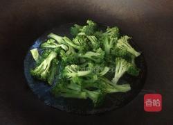 西兰花炒虾球的做法图解5