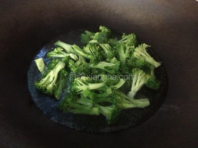 西兰花盐水浸泡后洗净，倒入锅里的开水，放入少许食用油，盐绰水。
