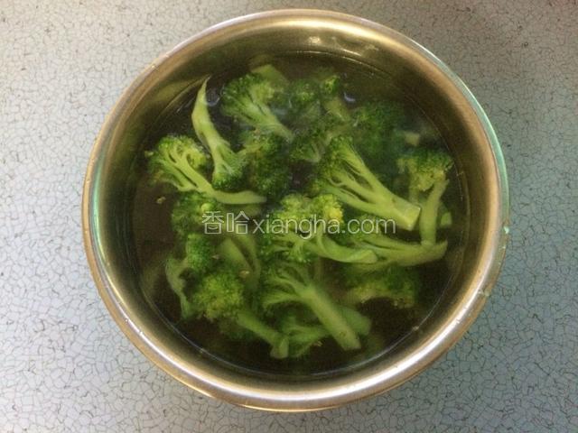 水开片刻就捞出来过迅速过一遍凉水，捞出沥干水分备用。