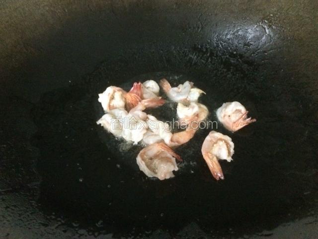 锅里倒入少许油，热锅凉油，倒入虾球滑炒变色盛出备用。