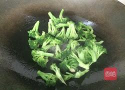 西兰花炒虾球的做法图解8