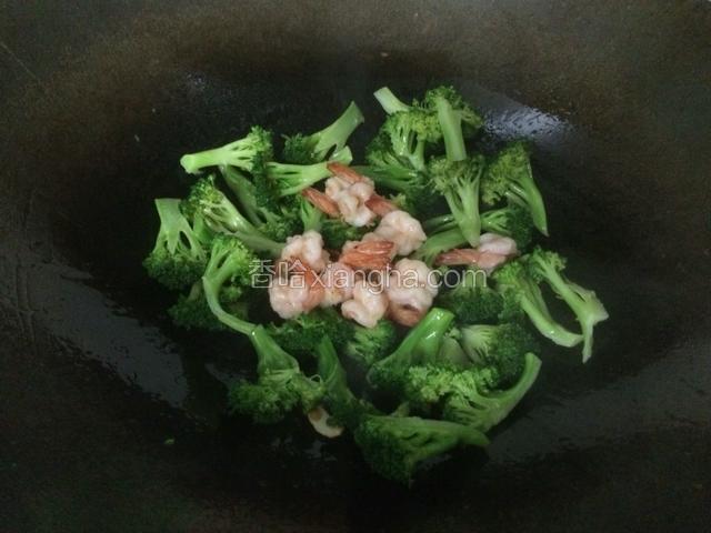 西兰花煸炒一下，加入虾球。