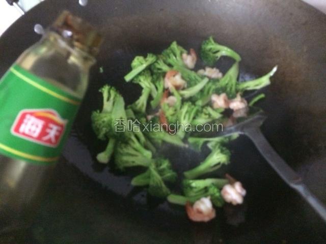 翻炒均匀后加入少许蚝油提鲜调味即可。