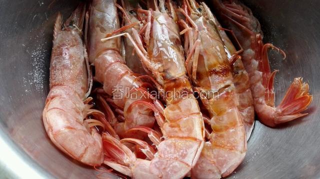放入盐，料酒，生抽抹均腌制半小时！