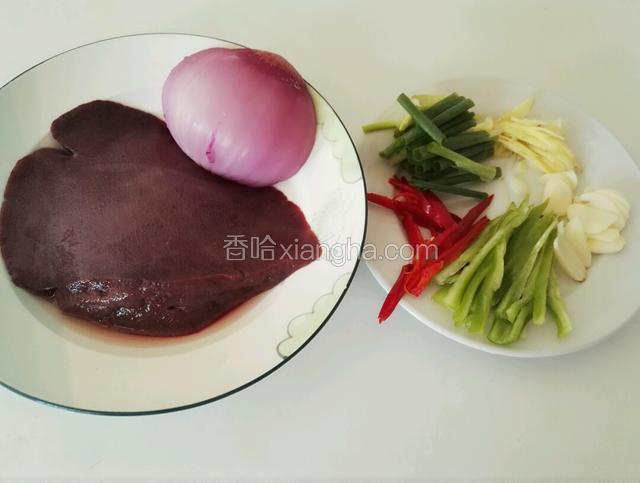 葱姜蒜、青椒和红尖椒各切好备用