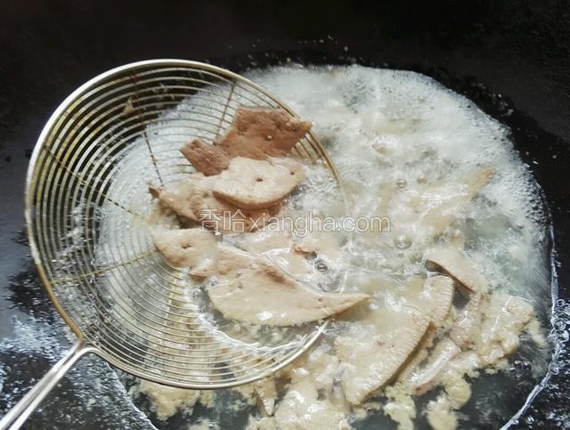 锅里水烧开放入猪肝煮3分钟捞起