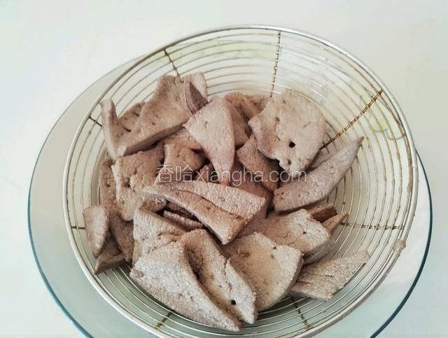 过一下凉水，沥干水份备用