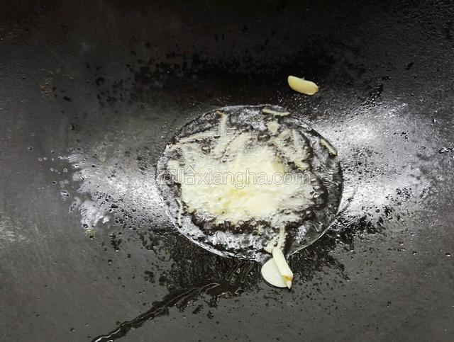 净锅放适量油开小火，下入姜蒜爆香