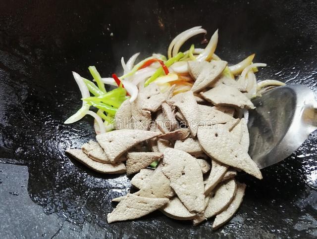 下入猪肝翻炒，调入适量盐、鸡精、白糖、醋和生抽，洒适量清水翻炒至收汁，最后放入葱翻一下即可出锅