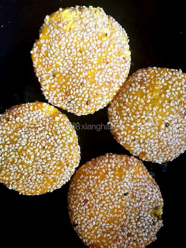 开火上锅，加油，七成热，把南瓜饼放入油中煎熟，大概3.5分钟就OK了。