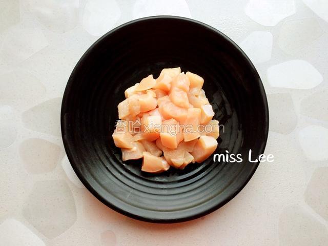 同样切作与蔬菜近似的小块；
