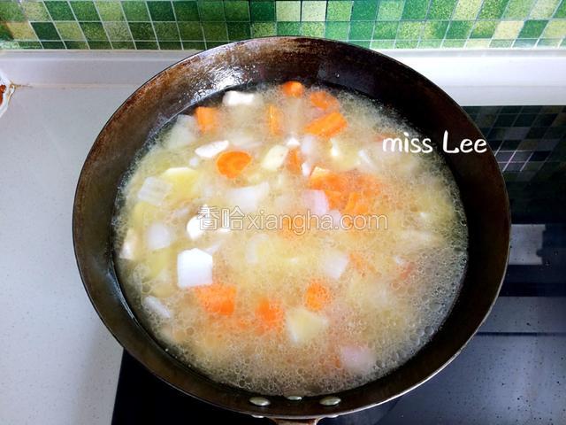 炒香后加入刚刚没过食材的水量，煮沸后调至中火炖煮10分钟；