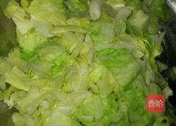 炝拌洋白菜的做法图解1