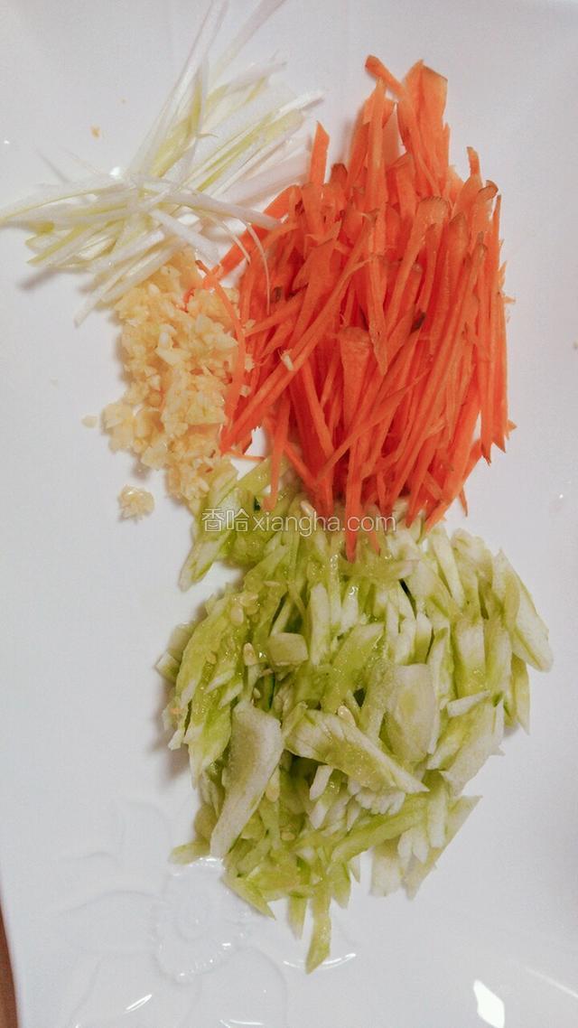黄瓜，胡萝卜葱切丝，大蒜切碎