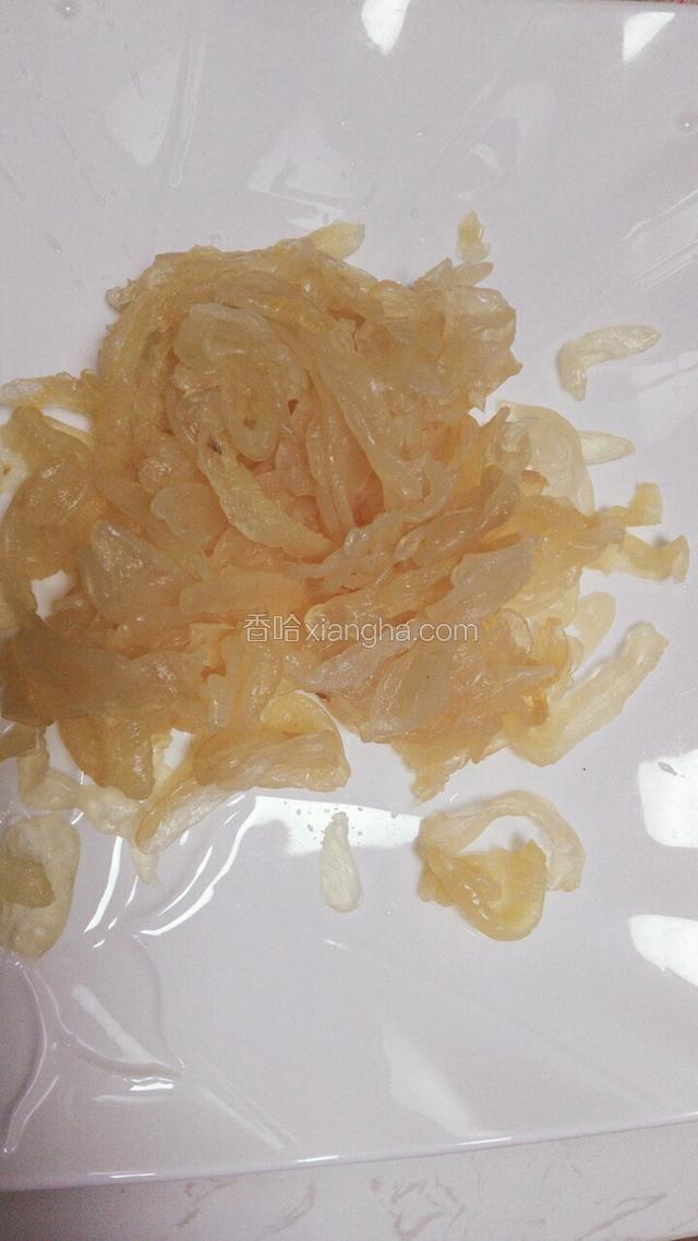 将浸泡好的海蜇头挤干水份，用开水浇一下（吃起来口感脆嫩），然后再放冷水中浸泡2分钟，再挤干水份