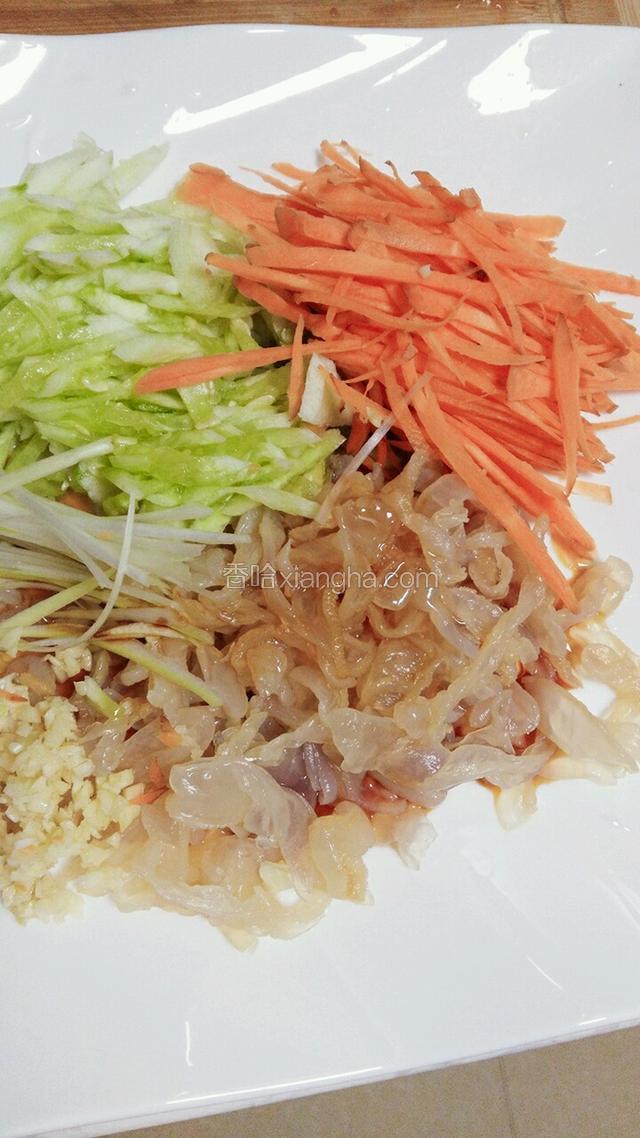 将海蜇头，黄瓜丝，胡萝卜丝，葱丝，蒜末盛在盘中，加入盐适量，老陈醋适量，海鲜酱油适量，香油拌匀即可食用