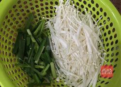 蒜苗拌金针菇的做法图解2