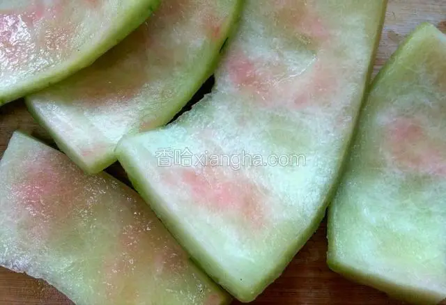 每块都把果肉去除干净