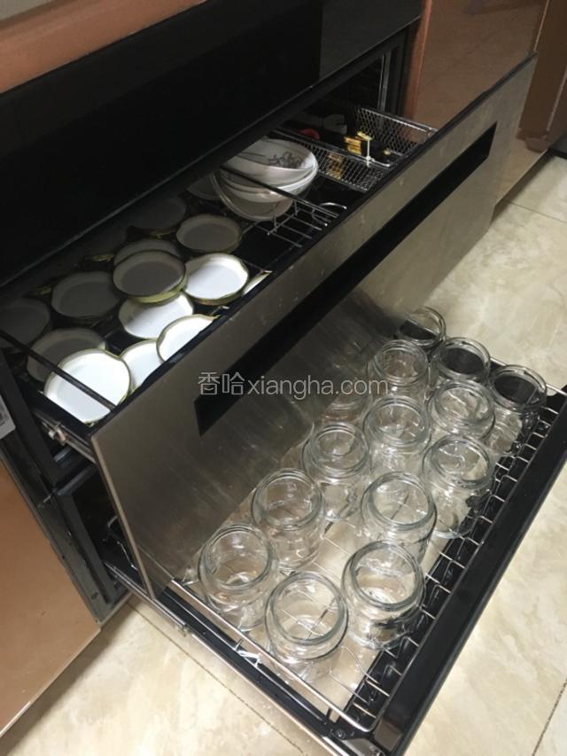 瓶子刷好以后，消毒柜消毒，没有消毒柜可以热水煮