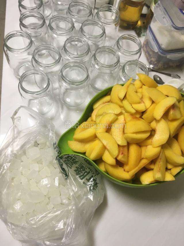 泡好之后，切块，备好，消毒柜瓶子放凉，备好，冰糖备好