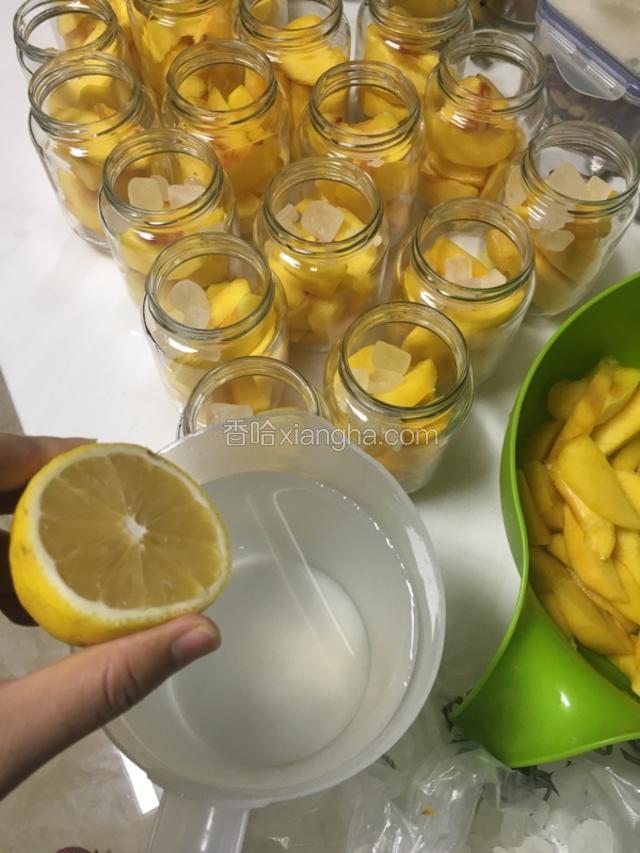 往瓶子里放桃，放五六块冰糖，然后添水，必须瓶子凉了以后要不容易炸，我家里有柠檬，我就往水杯里滴了两滴，大家可以不放，我加的是净水器的凉水，也可以加热水