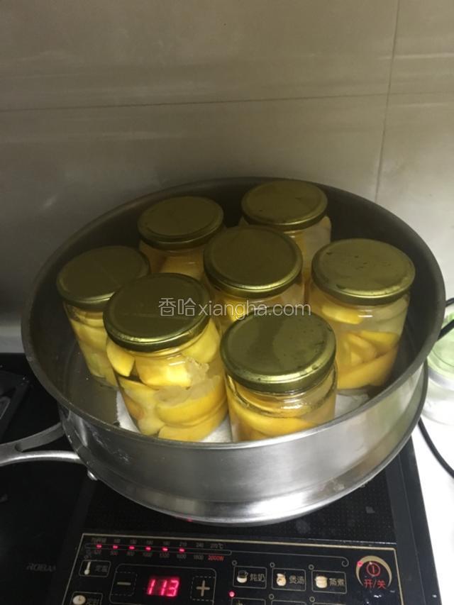 蒸锅放水，放到蒸锅上，盖子放在罐头上不要拧，热胀冷缩法，开锅15到二十分钟，闭火，免得有蒸汽烫手，用毛巾把罐头拿出来，赶紧拧盖子，不要太使劲，一锅都盖好以后把罐头倒过来，免得盖子鼓，放凉，拧盖子别烫到手