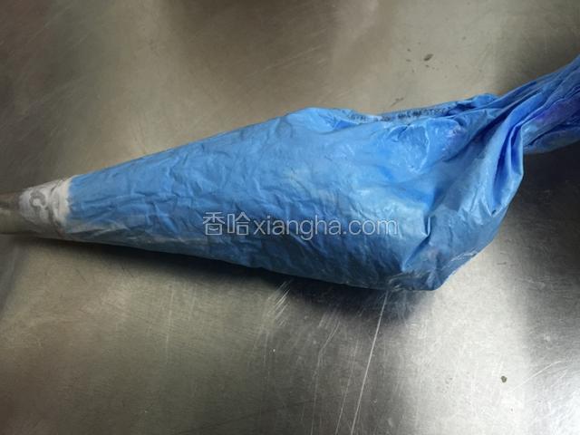 取一部分奶油调深蓝色.蓝➕紫.调和均匀.扁锯齿花嘴