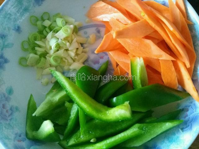 葱蒜切末，胡萝卜，青椒切菱形块