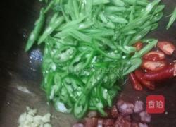 腊肠丁炒四季豆的做法图解2