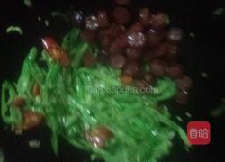 腊肠丁炒四季豆的做法图解7