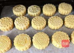 广式豆沙蛋黄月饼的做法图解17