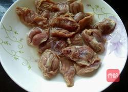 酸豆角炒鸡胗的做法图解1