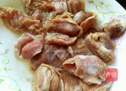 酸豆角炒鸡胗的做法图解2