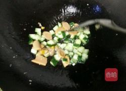 黄瓜火腿蛋炒饭的做法图解4